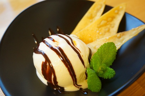 香草冰琪琳 Vanilla Ice cream with fried won-ton skin